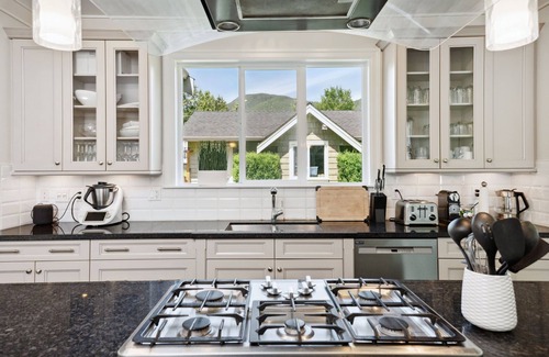 District of North Vancouver Casa | Spacious 3-Story North Vancouver Home: 4 Bedrooms, Gym, Ideal for Families