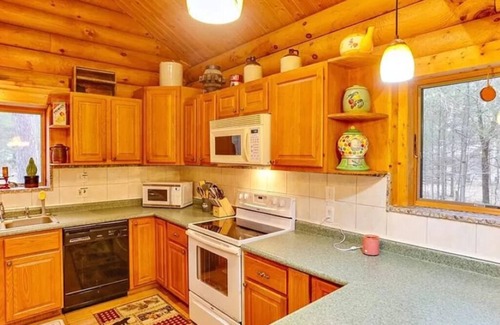 Hatfield Cabina | Spacious 3 Story Cabin. Access to UTV/ATV Trails & Near Lake Arbutus