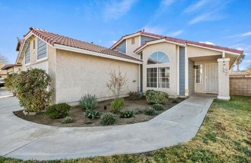 Lancaster Casa | Spacious 3B 2BA Home with High Ceilings and Large Patio