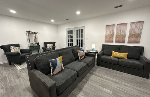 DeKalb Casa | Spacious 3BD 2BA 5 MIN TO NIU Pets Welcome Fast WIFI