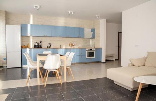 Chernomorets Apartamento | Spacious 3BD flat with PARKING and SEA VIEW by Flat Mаnаger