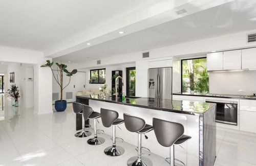 El Portal Casa | Spacious 3Bdr Family House W/Pool + River