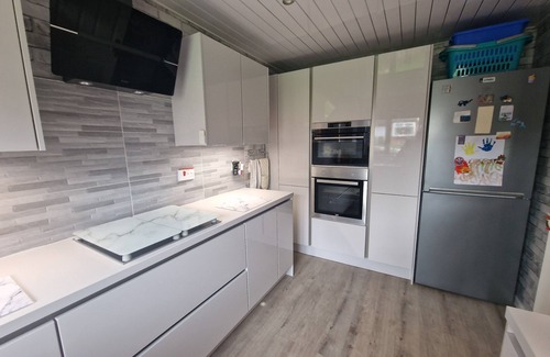 Wrexham Casa | Spacious 3bed semi/Gamesroom/Drive/10mins to City