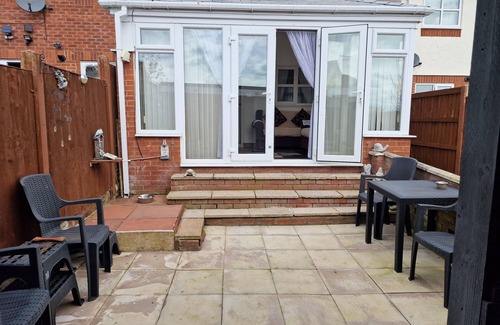 Wrexham Casa | Spacious 3bed semi/Gamesroom/Drive/10mins to City