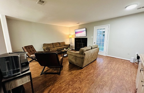 Dumfries Casa | Spacious 3Bedroom, 2Living Room, Kitchen & Private Backyard