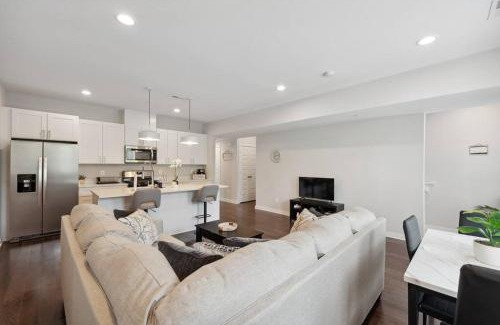 Fairlawn Apartamento | Spacious 3Bedroom Duplex with Rooftop Deck!