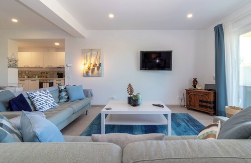 Estombar Apartamento | Spacious 3bedroom Garden Retreat breathtaking views & easy access to amenities