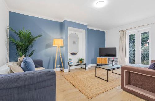 Heston Central Casa | Spacious 3BHK near Heathrow