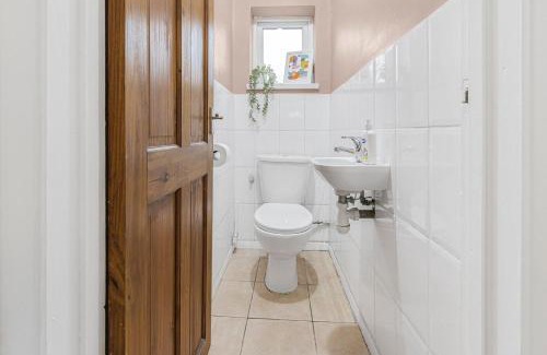 Heston Central Casa | Spacious 3BHK near Heathrow