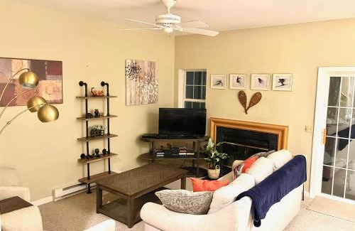 Hancock Casa | Spacious 3BR 3BA Sleeps 8 Ski On Off Jiminy Mountain Resort