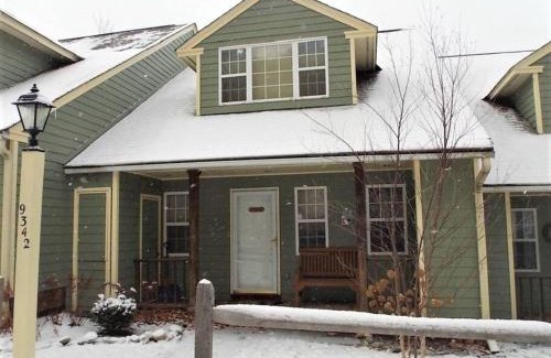 Hancock Casa | Spacious 3BR 3BA Sleeps 8 Ski On Off Jiminy Mountain Resort