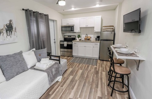 Coral Terrace Apartamento | Comfy 3-bed Apt, Private Entry, Mins to Downtown