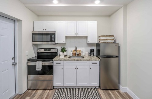 Coral Terrace Apartamento | Comfy 3-bed Apt, Private Entry, Mins to Downtown