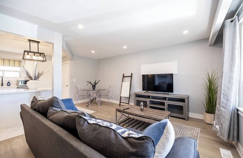 Lakeview Casa | Spacious 3BR Family Stay Hwy 401