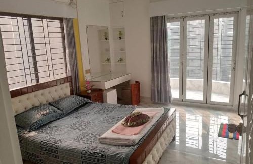 Dhaka Apartamento | Spacious 3BR Family Stay with AC