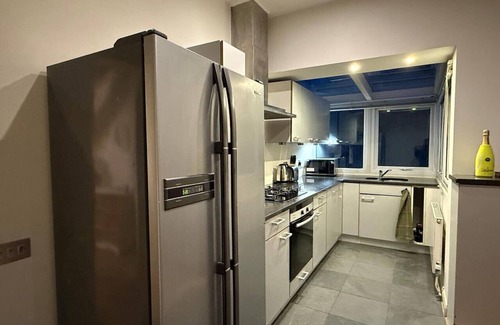 Hillside Condominio | Spacious 3BR Home in Heart of Wimbledon