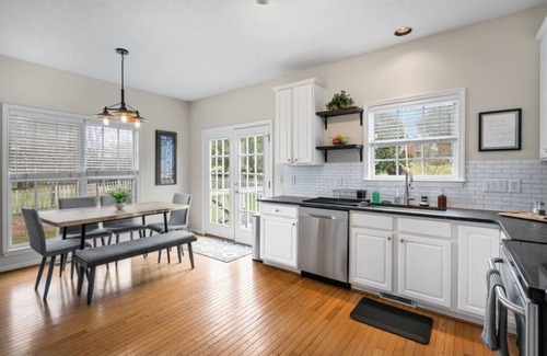 Northwest Raleigh Casa | King Suite | Office Space | Fenced Backyard | TVs