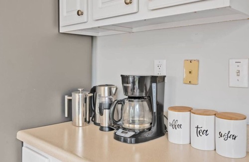 Northwest Raleigh Casa | King Suite | Office Space | Fenced Backyard | TVs