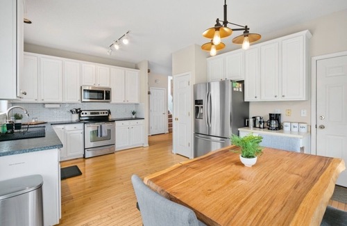 Northwest Raleigh Casa | King Suite | Office Space | Fenced Backyard | TVs
