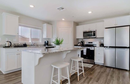 San Jacinto Casa | Spacious 3BR Home w/ Lake Access & Mountain Views