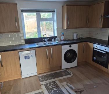 Kennington Casa | Spacious 3BR Home with Large Garden - Ashford, Kent