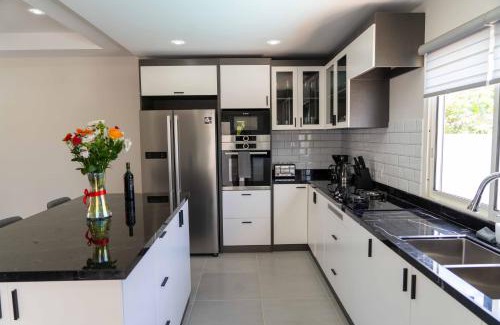 Cole Bay Apartamento | Spacious 3BR Home with Own Private Cozy Pool