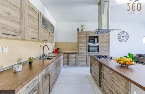 Zabbar Apartamento | Spacious 3BR home with Private Terrace & WIFI by 360 Estates