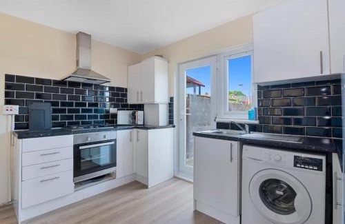 Turkey Street Apartamento | Spacious 3BR House, Garden, Enfield North London, Ideal for Contractors and Relocators