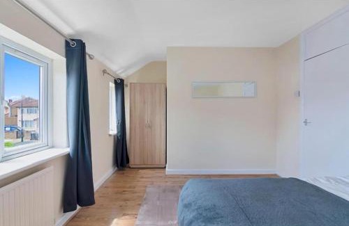 Turkey Street Apartamento | Spacious 3BR House in Enfield North London with Garden