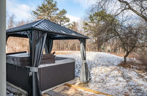 Long Pond Apartamento | Spacious 3BR House, Hot Tub, Firepit, Ski Access!