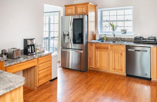 Long Pond Apartamento | Spacious 3BR House, Hot Tub, Firepit, Ski Access!