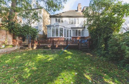 South Acton Casa | Spacious 3BR House with Large Garden & Private Parking, Near Station & Amenities