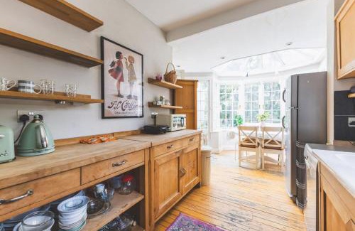 South Acton Casa | Spacious 3BR House with Large Garden & Private Parking, Near Station & Amenities