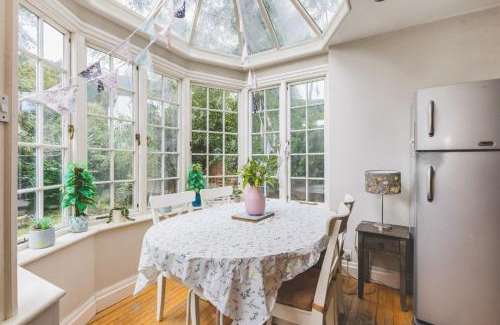 South Acton Casa | Spacious 3BR House with Large Garden & Private Parking, Near Station & Amenities