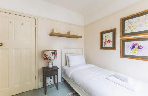 South Acton Casa | Spacious 3BR House with Large Garden & Private Parking, Near Station & Amenities
