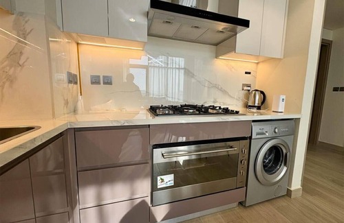 Nad Al Sheba Apartamento | Spacious 3BR in Azizi Riviera by Bespoke