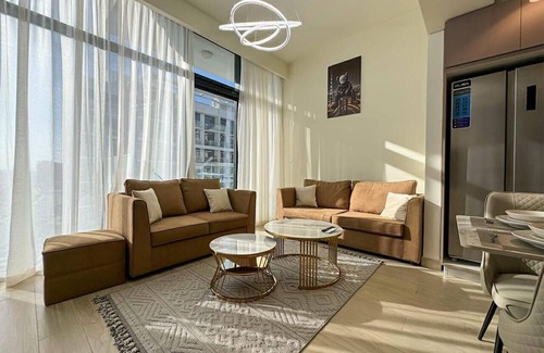 Nad Al Sheba Apartamento | Spacious 3BR in Azizi Riviera by Bespoke