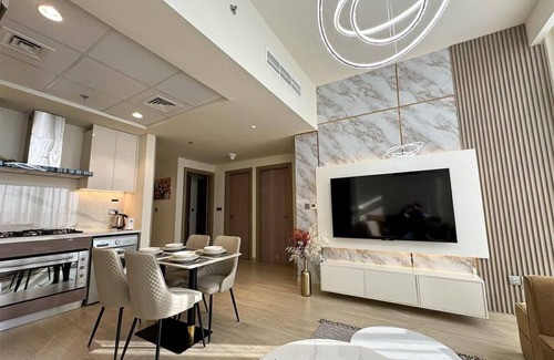 Nad Al Sheba Apartamento | Spacious 3BR in Azizi Riviera by Bespoke