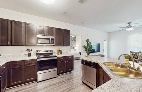 Goose Creek Condominio | Spacious 3BR in Pet Friendly Walkable Resort w/Pool