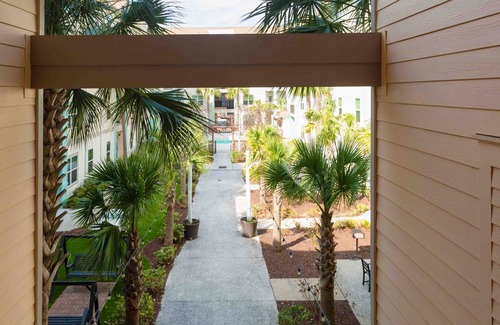 Goose Creek Condominio | Spacious 3BR in Pet Friendly Walkable Resort w/Pool