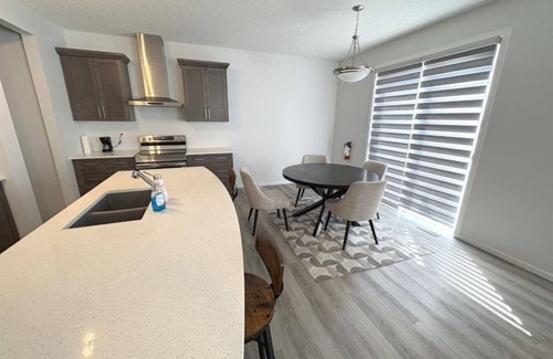 Calgary Casa | Spacious 3BR + Loft, 2.5B Retreat in Quiet Neighbourhood – Perfect for Families!