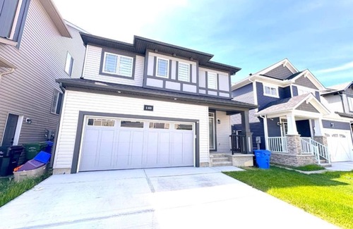Calgary Casa | Spacious 3BR + Loft, 2.5B Retreat in Quiet Neighbourhood – Perfect for Families!