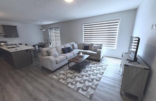 Calgary Casa | Spacious 3BR + Loft, 2.5B Retreat in Quiet Neighbourhood – Perfect for Families!