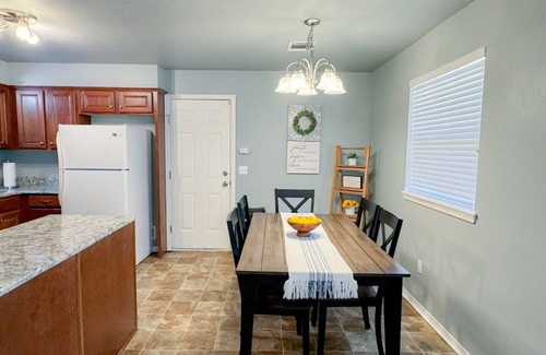 Business District Apartamento | Spacious 3BR Oasis Rainshower Mins to Downtown