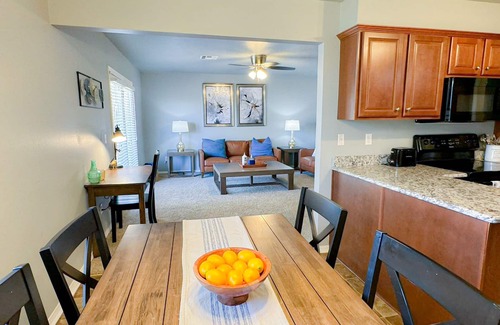 Business District Apartamento | Spacious 3BR Oasis Rainshower Mins to Downtown