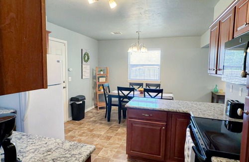 Business District Apartamento | Spacious 3BR Oasis Rainshower Mins to Downtown