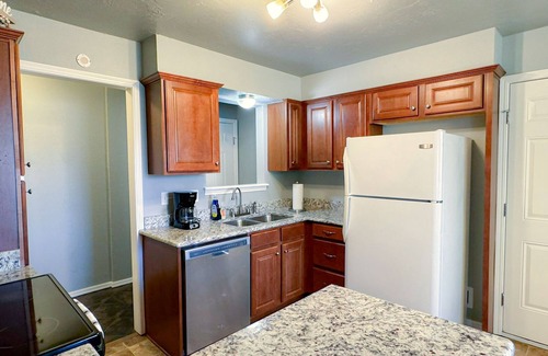 Business District Apartamento | Spacious 3BR Oasis Rainshower Mins to Downtown