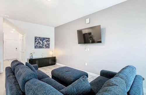 Loughman Casa | Spacious 3BR plus Den with Hot Tub, Near Disney