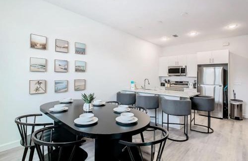 Loughman Casa | Spacious 3BR plus Den with Hot Tub, Near Disney