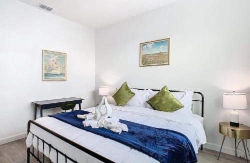 Loughman Casa | Spacious 3BR plus Den with Hot Tub, Near Disney